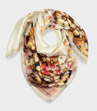 alt="włoska apaszka damska 90x90 z jedwabiu w kolorze beżowym z eleganckim motywem kwiatów"