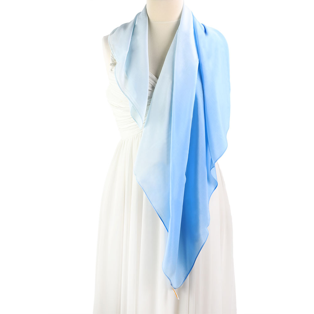 apaszka-jedwabna-w-kolorze-blekitnym