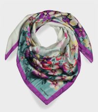 alt="Elegancka apaszka damska Laura Biagiotti w kwiaty w odcieniach fioletu i zieleni"