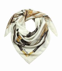 alt="Biała jedwabna apaszka damska Marina D’Este z dekoracyjnym motywem pasków i frędzli"