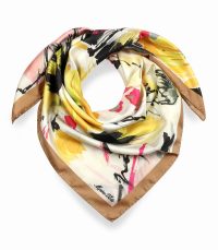 alt="apaszka jedwabna ecru Marina D’Este 90x90 z nowoczesnym abstrakcyjnym wzorem w kolorach żółci i czerni"