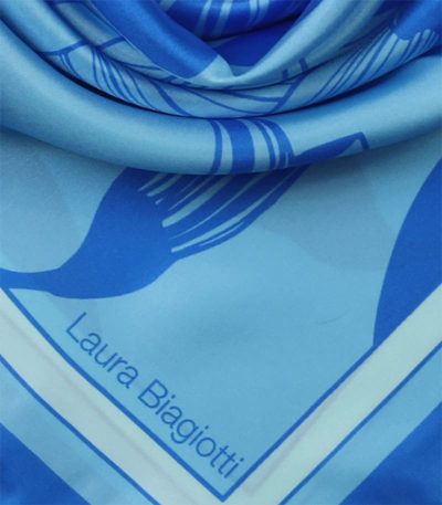 Niebieska apaszka jedwabna kwiatowa Laura Biagiotti 90x90