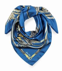 alt="apaszka damska w kolorze niebieskim z dekoracyjnym wzorem pasków Marina D’Este 90x90"