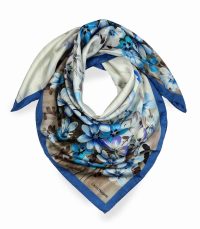 alt="niebieska apaszka damska 90x90 Laura Biagiotti z kwiatowym wzorem elegancka włoska"