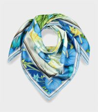 alt="Niebieska apaszka damska 90x90 Laura Biagiotti z tropikalnym motywem kwiatowym elegancka włoska"