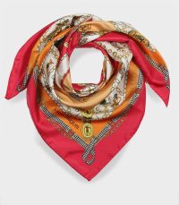 alt="Różowa apaszka damska Laura Biagiotti z ozdobnym wzorem łańcuchów"