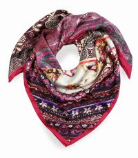 alt="Jedwabna apaszka damska w odcieniach różu i bordo z ozdobnym wzorem paisley Marina D’Este"