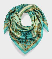 alt="Turkusowa włoska apaszka jedwabna damska 90x90 Laura Biagiotti z eleganckim wzorem roślinnym"