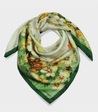 alt="Zielona kwiatowa apaszka jedwabna 90x90 Laura Biagiotti elegancki dodatek damski"