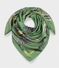 alt="włoska apaszka damska 90x90 z jedwabiu w kolorze zielonym z dekoracyjnym motywem pasków Laura Biagiotti"