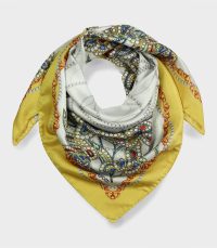 alt="Elegancka apaszka damska 90x90 z jedwabiu w kolorze złotym z ornamentowym wzorem Laura Biagiotti"