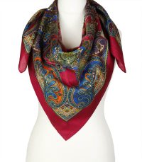 alt="Chusta jedwabna bordowa100x100 cm z finezyjnym wzorem orientalnym"