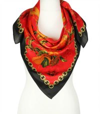 alt="Elegancka chusta jedwabna czerwona w kwiatowy wzór 100x100 cm"