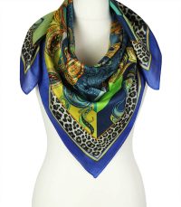 alt="Niebieska jedwabna chusta z eleganckim orientalnym wzorem 100x100cm"