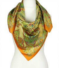 alt="Delikatna złota jedwabna chusta z motywem orientalnym 100x100 cm"