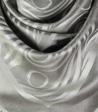 chusta jedwabna damska w kolorze srebrnym