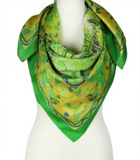 alt="Delikatna zielona jedwabna chusta z motywem kwiatowym 100x100 cm"