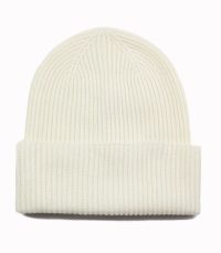 alt="Ciepła czapka kaszmirowa biała damska puszysta i elegancka"