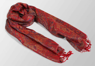 czerwony szal jedwabny z orientalnym wzorem