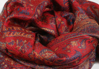 czerwony szal jedwabny z orientalnym wzorem