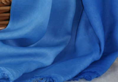 niebieski cieniowany szal z bawelny