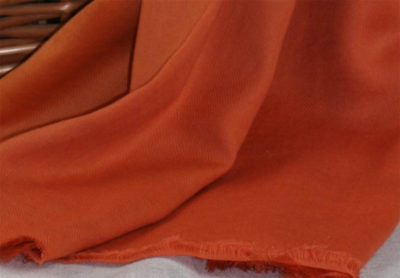 pomaranczowy cieniowany szal z bawelny