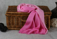 różowy cieniowany szal z bawelny