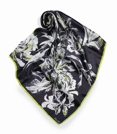 Mała włoska czarna apaszka jedwabna z eleganckim wzorem 65x65 Marina D'este