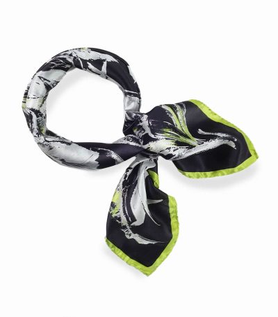 Mała włoska czarna apaszka jedwabna z eleganckim wzorem 65x65 Marina D'este