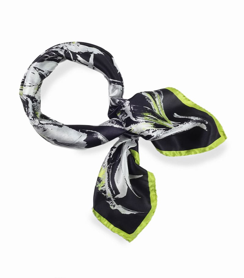Mała włoska czarna apaszka jedwabna z eleganckim wzorem 65x65 Marina D'este