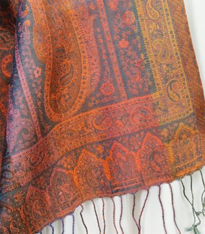 Szal jedwabny z orientalnym wzorem paisley w kolorze miedzianym 55x180