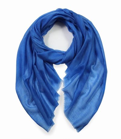 Stylowy kobaltowy szal z kaszmiru 100% ultracienki do letnich stylizacji 70x200