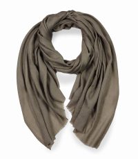 Beżowy szal z wełny naturalnej merino do eleganckiego płaszcza