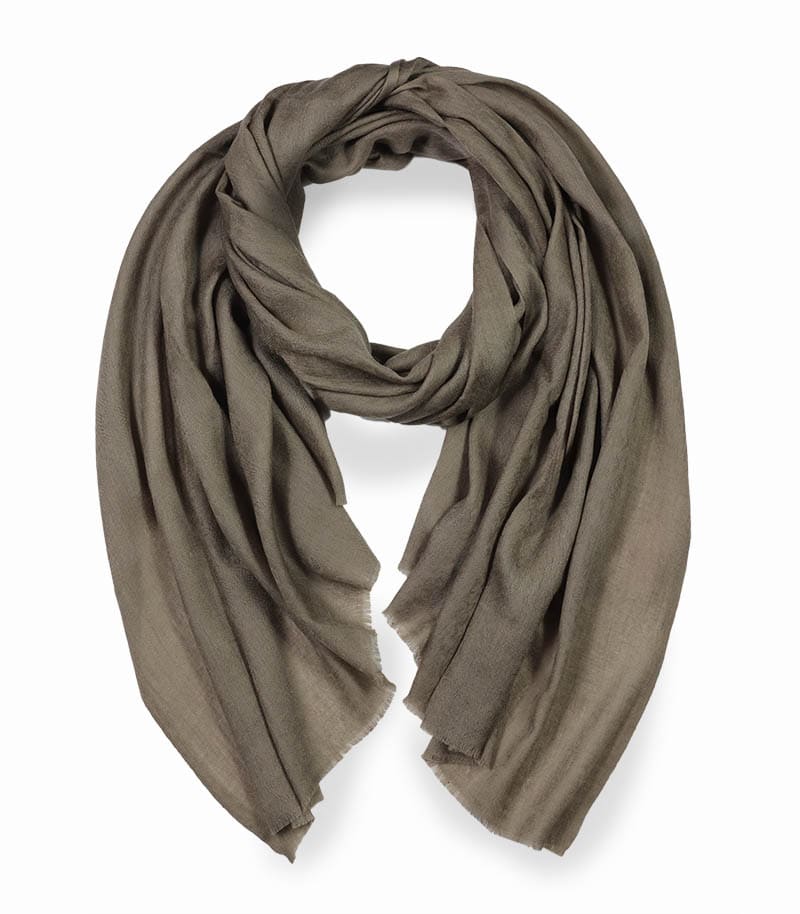 Beżowy szal z wełny naturalnej merino do eleganckiego płaszcza