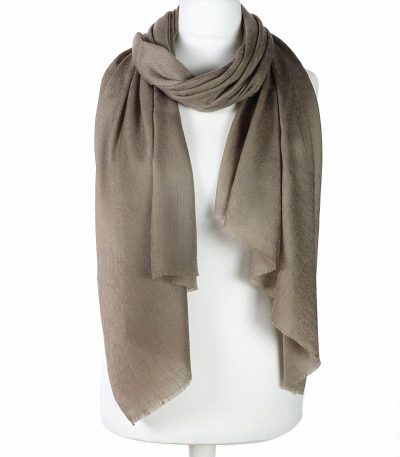Beżowy szal z wełny naturalnej merino do eleganckiego płaszcza