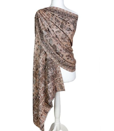 alt="Ciepły szal wełniany beżowy damski 70x200 cm z eleganckim wzorem, idealny do jesienno-zimowych stylizacji"
