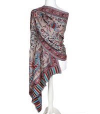 alt="Duży szal wełniany beżowy damski 70x200 cm z eleganckim wzorem, idealny do jesienno-zimowych stylizacji"