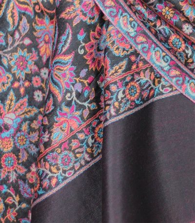 Elegancki i ciepły szal z wełny merino damski ze wschodnim wzorem do stylizacji jesiennych i zimowych