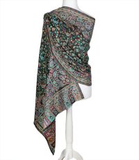 alt="Delikatny szal wełniany czarny damski 70x200 cm z eleganckim wzorem, idealny do jesienno-zimowych stylizacji"