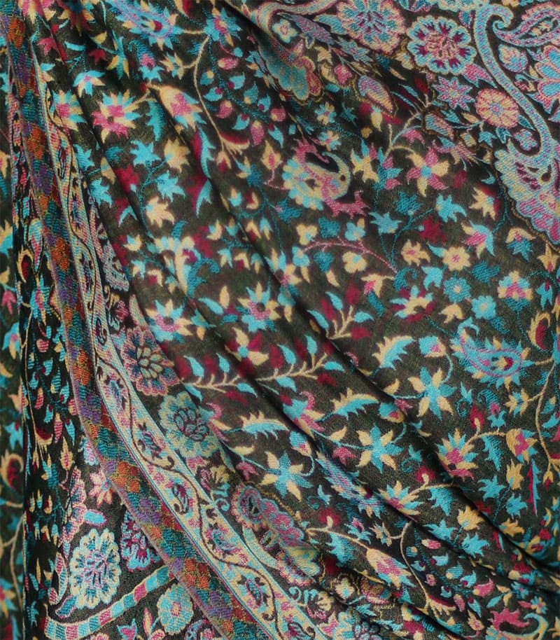 "Delikatny szal wełniany czarny damski 70x200 cm z eleganckim wzorem, idealny do jesienno-zimowych stylizacji"