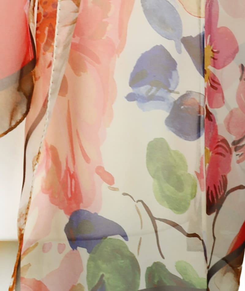 alt="Delikatny szalik jedwabny letni kwiatowy Marina D'Este"