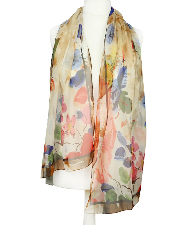 alt="Delikatny szalik jedwabny letni kwiatowy Marina D'Este"