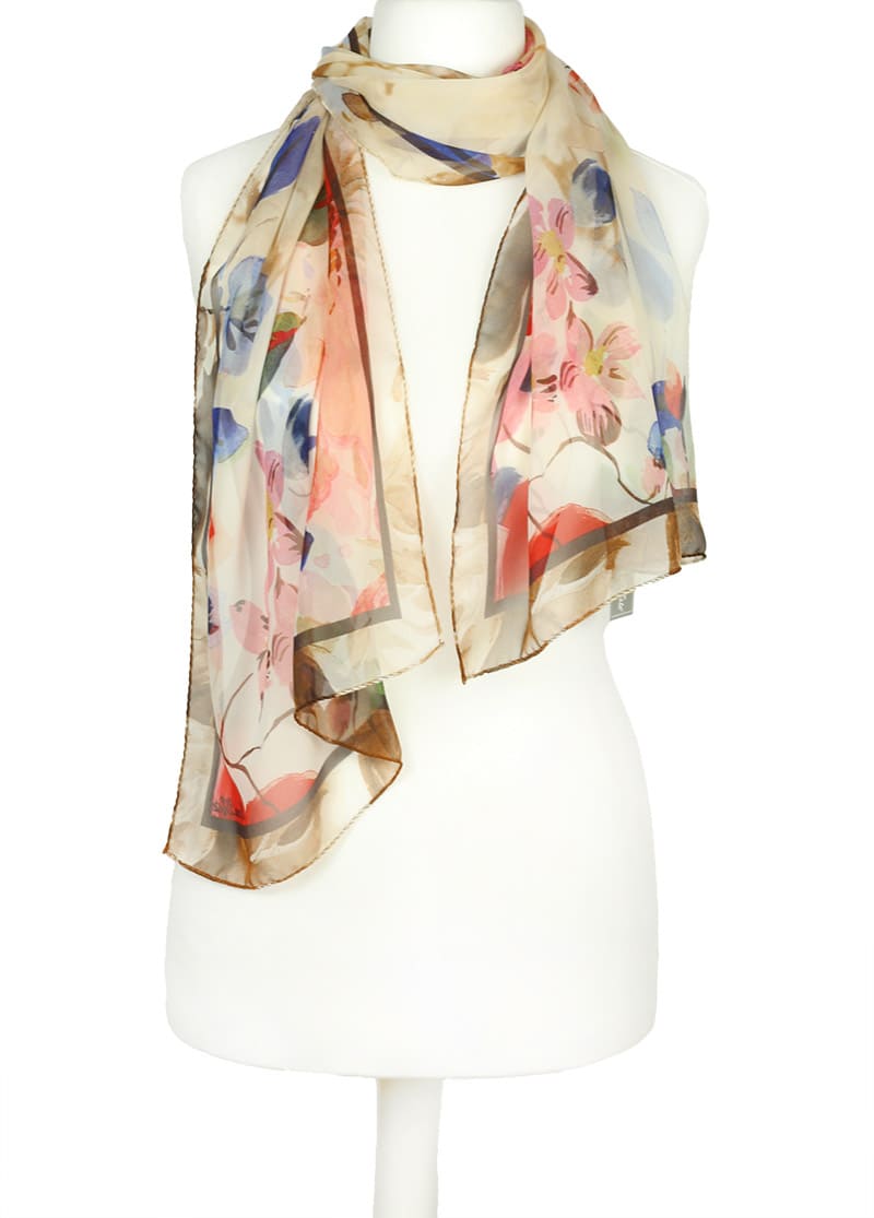 alt="Delikatny szalik jedwabny letni kwiatowy Marina D'Este"