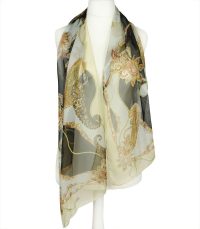 alt="Elegancki jedwabny szalik damski Marina D’Este w kolorze beżowym i czarnym z dekoracyjnym ornamentem"