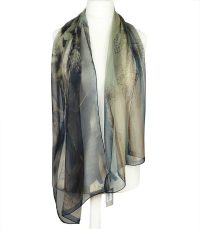 alt="Lekki jedwabny szalik damski Marina D’Este w odcieniach brązu i beżu z subtelnym motywem kwiatowym"