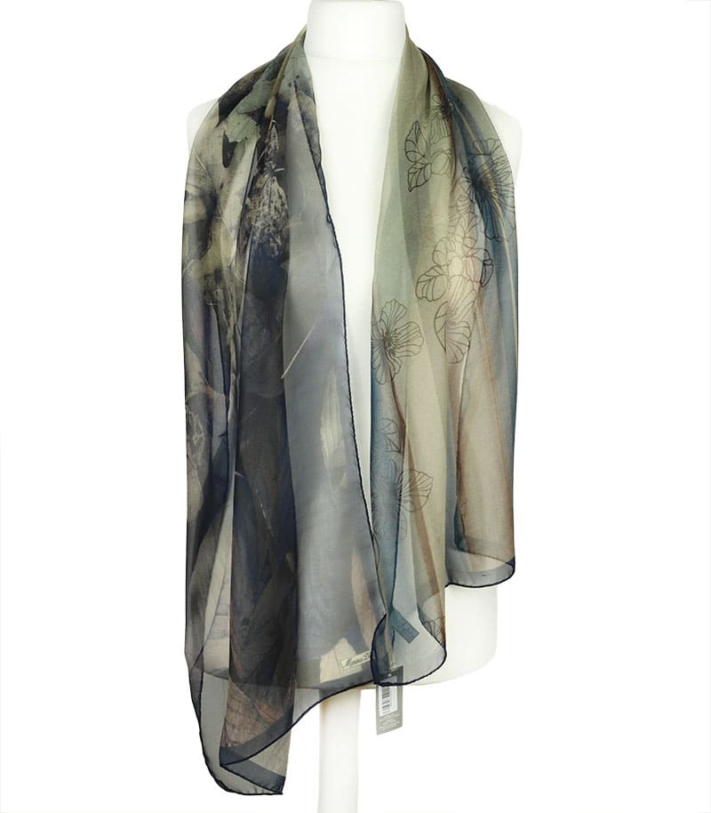 alt="Lekki jedwabny szalik damski Marina D’Este w odcieniach brązu i beżu z subtelnym motywem kwiatowym"