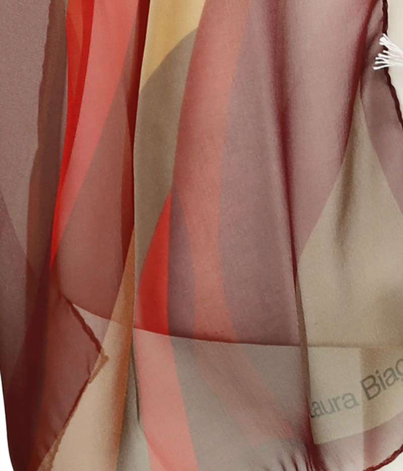 alt="szalik jedwabny damski Laura Biagiotti czerwono-bordowy elegancki, lekki szal z naturalnego jedwabiu w odcieniach czerwieni i beżu, luksusowy dodatek wiosna lato włoski styl"