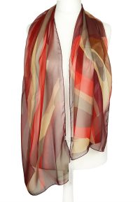 alt="szalik jedwabny damski Laura Biagiotti czerwono-bordowy elegancki, lekki szal z naturalnego jedwabiu w odcieniach czerwieni i beżu, luksusowy dodatek wiosna lato włoski styl"