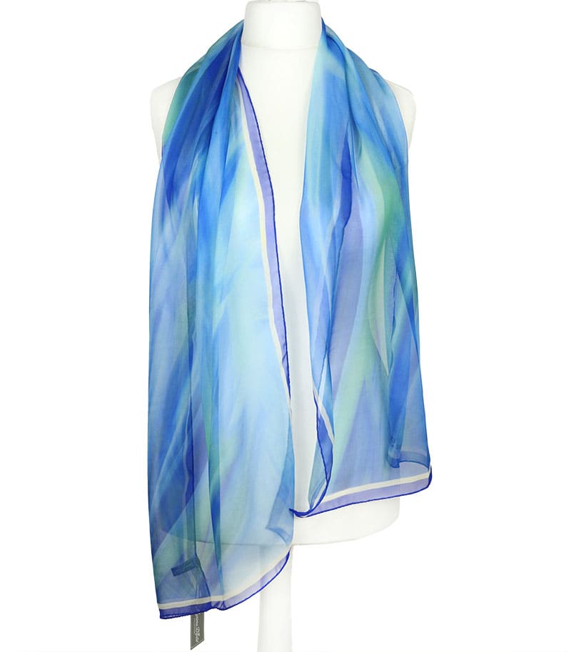 alt="Stylowy zwiewny niebieski szalik jedwabny letni do marynarki"