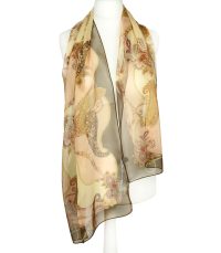 alt="szalik jedwabny damski beżowo-brązowy elegancki, lekki szal z naturalnego jedwabiu z orientalnym wzorem paisley, włoski styl Marina D’Este na wiosnę i lato"
